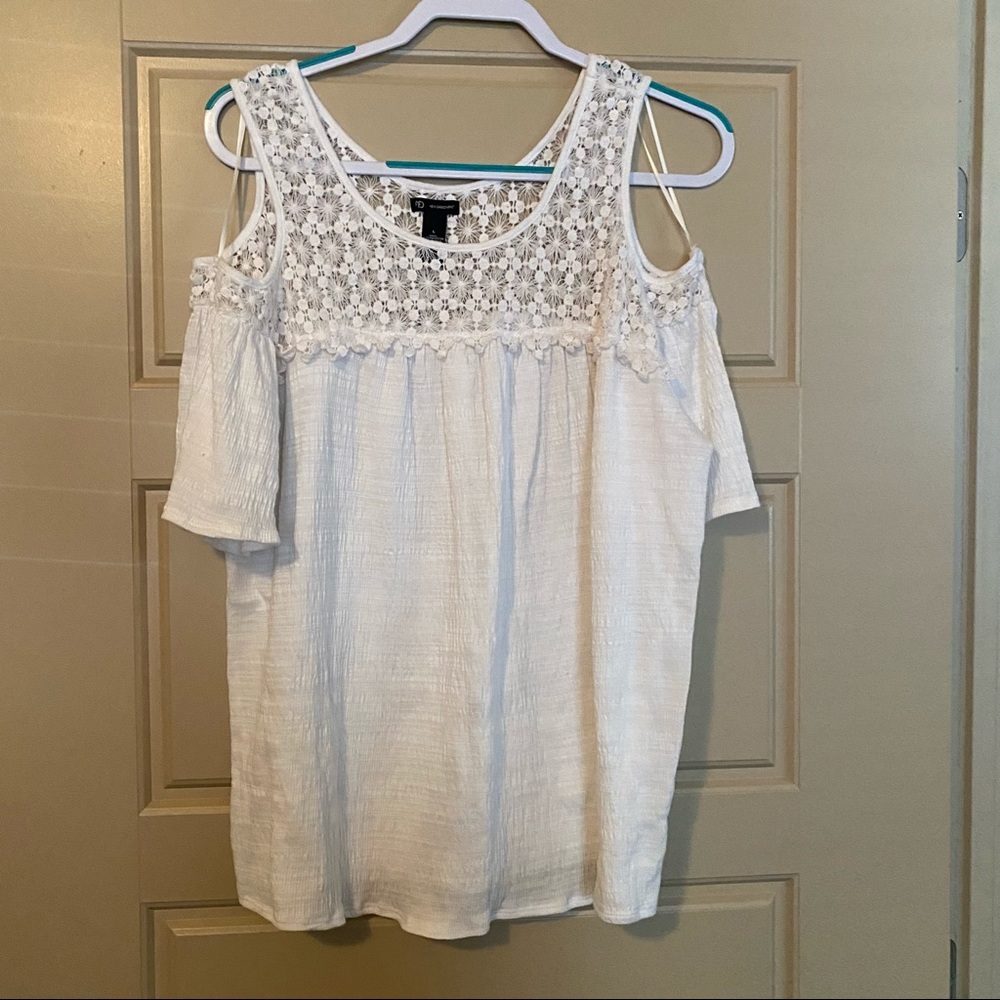 New Directions cold shoulder top white w/ lace LG
